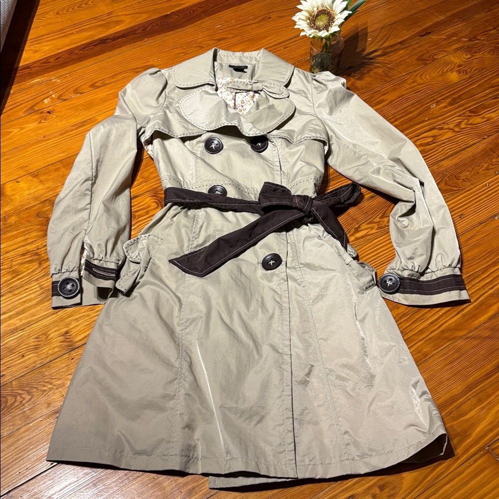 🎀 Emphasis Stylish Beige Trench Coat with Brown Accents
